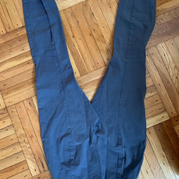 Everlane - The Side-Zip Stretch Cotton Pant Gray - Picture 6 of 9